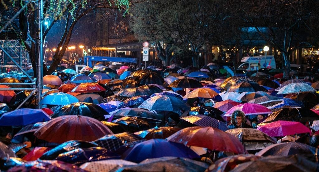 3月24日，在塞爾維亞南部城市普羅庫(kù)普列，人們參加北約轟炸南聯(lián)盟遇難者悼念儀式。新華社發(fā)（王韡攝）