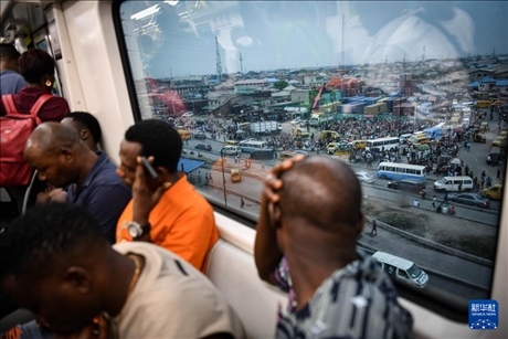 2月28日，在尼日利亞拉各斯，人們乘坐輕軌藍(lán)線列車。新華社記者 韓旭 攝