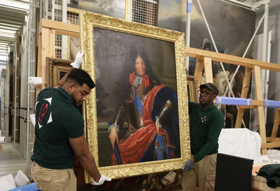  2024年3月11日，在法國(guó)巴黎近郊的凡爾賽宮，工作人員準(zhǔn)備打包油畫(huà)《路易十四戎裝像》。在2024年中法建交60周年暨中法文化旅游年之際，凡爾賽宮和故宮博物院將于4月至6月在故宮共同舉辦“凡爾賽宮與紫禁城”展覽。凡爾賽宮工作人員將70余件法方展品打包裝箱，計(jì)劃在不久之后將其運(yùn)往北京。新華社記者 高靜 攝