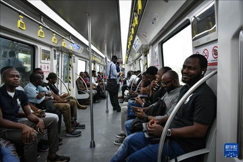 2月28日，在尼日利亞拉各斯，人們乘坐輕軌藍(lán)線列車。新華社記者 韓旭 攝