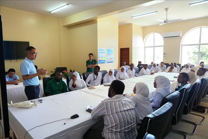 韋長群醫(yī)生進(jìn)行中醫(yī)講座。中國援桑醫(yī)療隊供圖