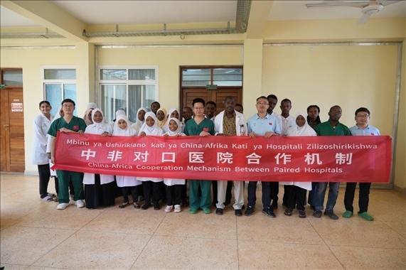 醫(yī)療隊隊員和當(dāng)?shù)蒯t(yī)生們合影。中國援桑醫(yī)療隊供圖