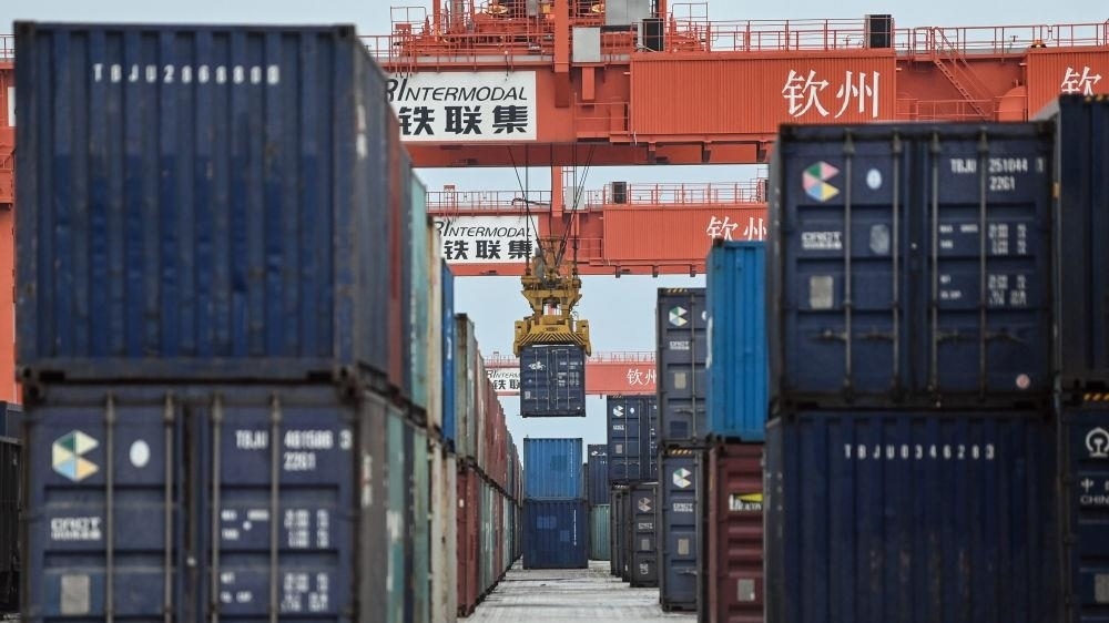 △2023年5月11日，在廣西欽州鐵路集裝箱中心站，塔吊在下卸集裝箱。近年來，在RCEP政策紅利推動(dòng)下，中國與東盟產(chǎn)業(yè)合作不斷深化，助力區(qū)域經(jīng)濟(jì)發(fā)展。