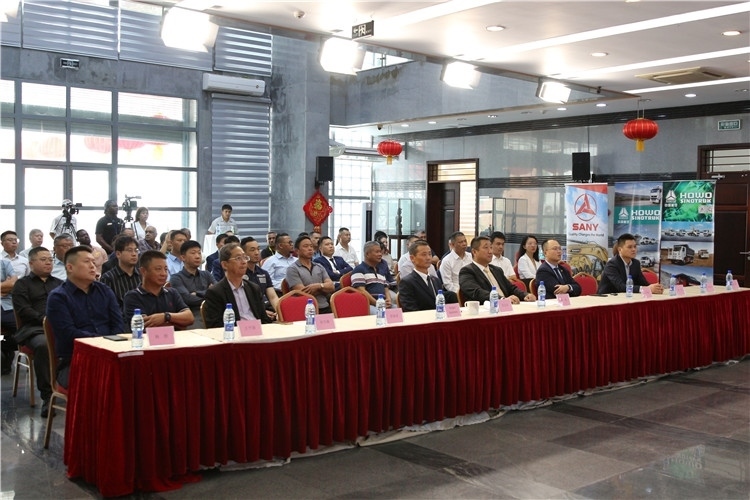 當(dāng)?shù)貢r(shí)間3月26日下午，中國(guó)品牌重型機(jī)械、載重車輛宣傳推介會(huì)在中國(guó)駐蘇里南大使館舉行。圖為宣介會(huì)現(xiàn)場(chǎng)。中國(guó)駐蘇里南大使館供圖