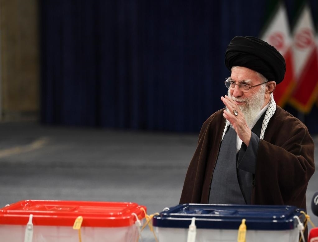 3月1日，在伊朗首都德黑蘭，伊朗最高領(lǐng)袖哈梅內(nèi)伊在設(shè)于領(lǐng)袖府內(nèi)的投票站投票。新華社記者沙達(dá)提攝