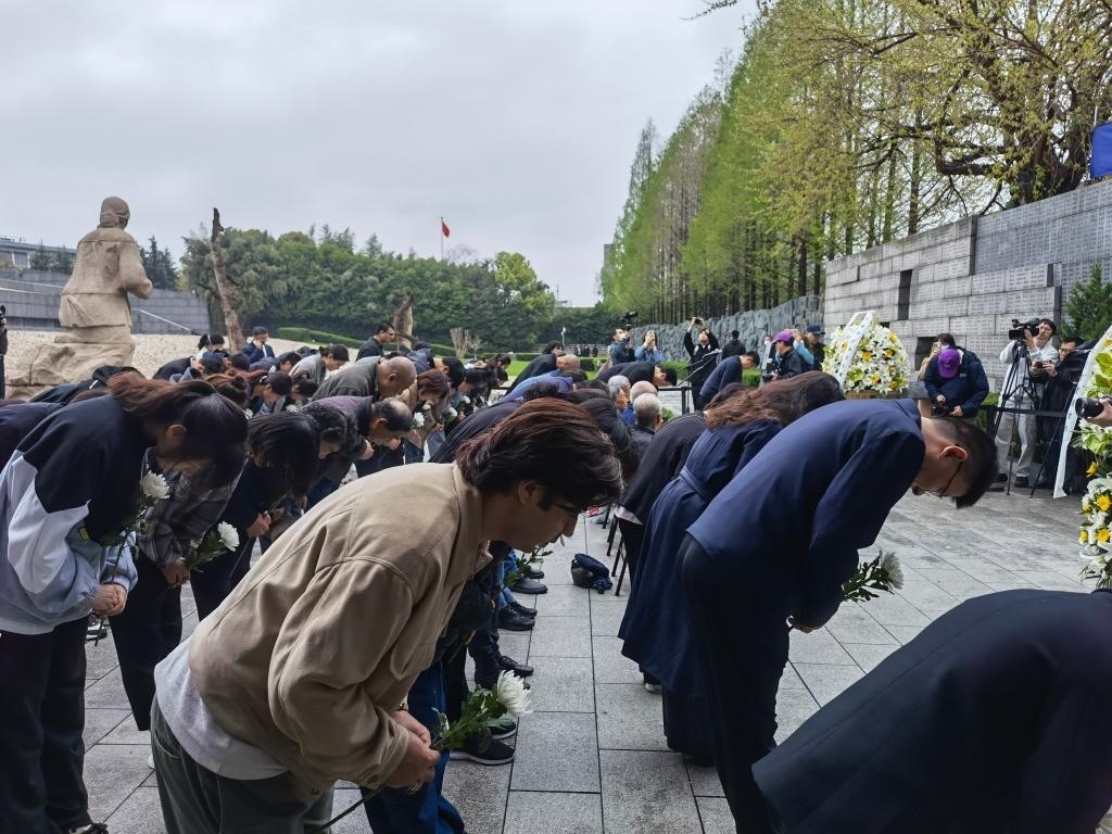 人們面向“哭墻”鞠躬。新華社記者邱冰清 攝