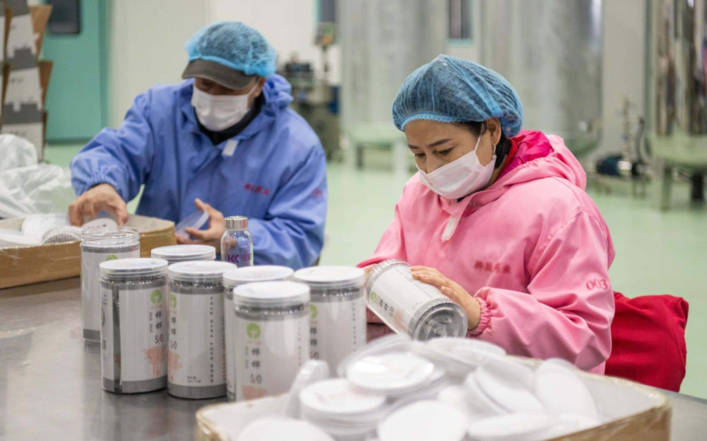 △2024年3月12日，黑龍江伊春一家公司內，工作人員在包裝樺樹汁相關產品。