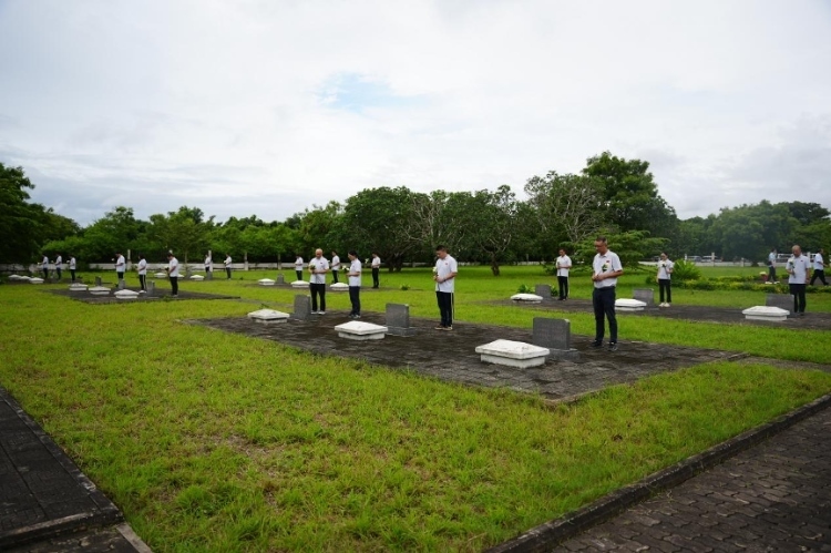 醫(yī)療隊(duì)隊(duì)員向烈士們獻(xiàn)花。中國援桑醫(yī)療隊(duì)供圖