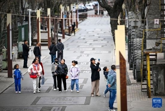 4月5日，游客在寧夏石嘴山市大武口洗煤廠工業(yè)遺址公園游覽。新華社記者 馮開華 攝
