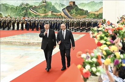 △2024年3月25日，習(xí)近平主席在北京人民大會(huì)堂同來華進(jìn)行國(guó)事訪問的瑙魯總統(tǒng)阿迪昂舉行會(huì)談。這是會(huì)談前，習(xí)近平主席在人民大會(huì)堂北大廳為阿迪昂總統(tǒng)舉行歡迎儀式。