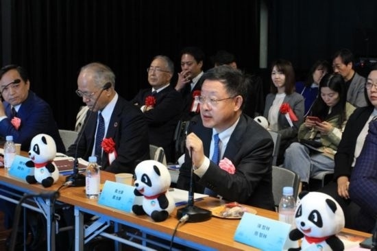 圖為四川省文化和旅游廳廳長戴允康向日本友人介紹四川旅游資源。（中國駐東京旅游辦事處供圖）