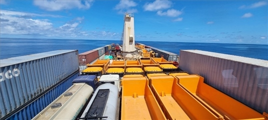 中蘇海運直航貨輪在海上行駛。中國駐蘇里南大使館供圖