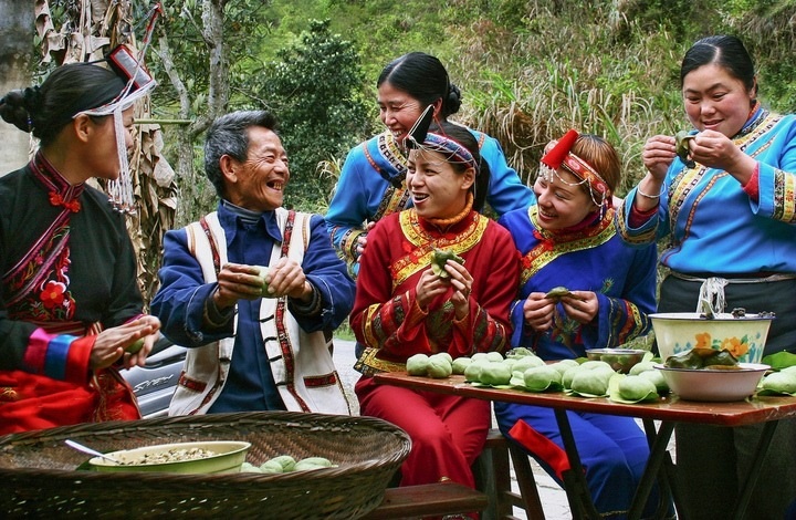 畬族群眾一起做清明果。供圖 共享聯(lián)盟·景寧