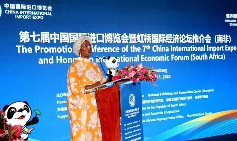 南非貿(mào)易、工業(yè)和競(jìng)爭(zhēng)部出口促進(jìn)司副總司長(zhǎng)馬塔博格致辭。（圖片來源：中國(guó)國(guó)際進(jìn)口博覽會(huì)官微）