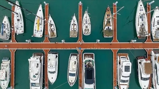 △超250艘船艇亮相第四屆消博會游艇展。