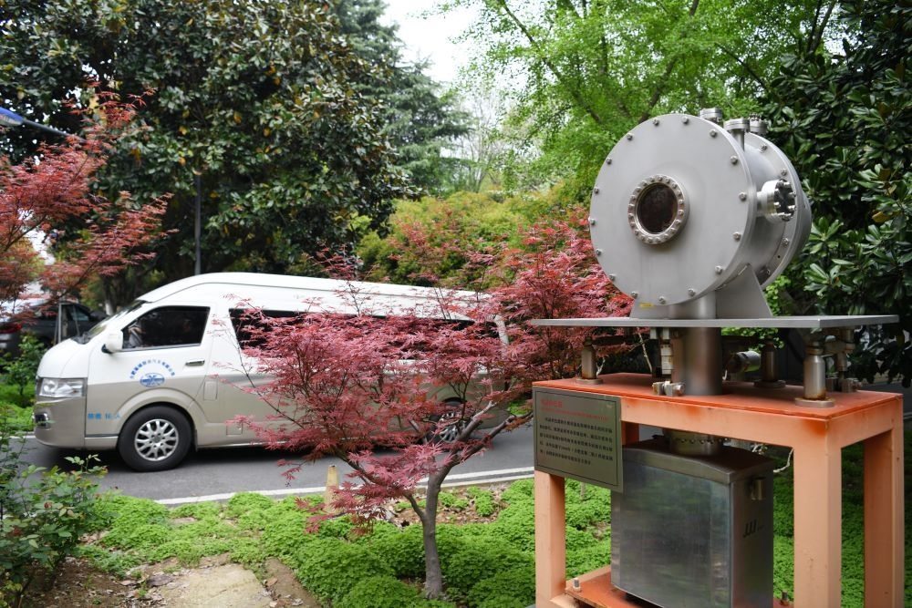 2024年4月6日，在位于安徽合肥的中國科學(xué)技術(shù)大學(xué)，自主研制的原位實(shí)驗(yàn)裝置準(zhǔn)備運(yùn)往上海光源開展實(shí)驗(yàn)。