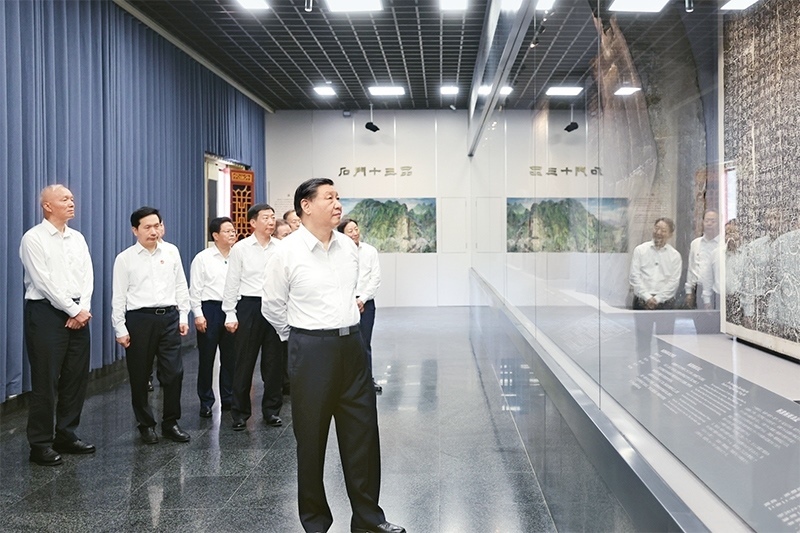 2023年7月29日，中共中央總書(shū)記、國(guó)家主席、中央軍委主席習(xí)近平在四川考察結(jié)束返京途中，來(lái)到陜西省漢中市考察。這是習(xí)近平參觀(guān)漢中市博物館有關(guān)歷史文物展陳。 新華社記者 鞠鵬/攝