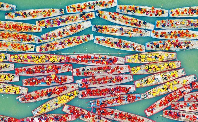 溱潼會船由南宋相沿至今，歷經(jīng)數(shù)百年傳承，被列入國家級非物質(zhì)文化遺產(chǎn)名錄。圖為2024年4月6日在江蘇省泰州市姜堰區(qū)溱湖國家濕地公園參加會船表演的船只。 新華社發(fā) 湯德宏/攝