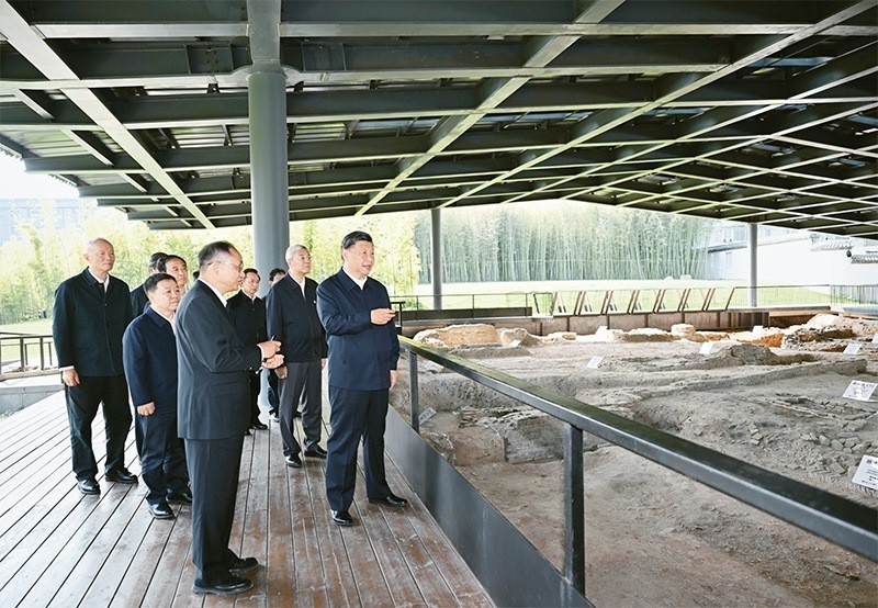 2023年10月10日至13日，中共中央總書(shū)記、國(guó)家主席、中央軍委主席習(xí)近平在江西考察。這是11日上午，習(xí)近平在景德鎮(zhèn)市陶陽(yáng)里歷史文化街區(qū)南麓遺址考察。 新華社記者 謝環(huán)馳/攝
