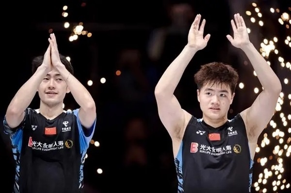 4月14日，梁偉鏗（右）/王昶在頒獎儀式上。 新華社記者 江漢攝