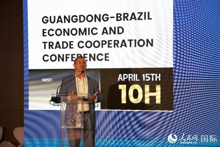 巴西里約州能源和海洋經(jīng)濟(jì)部國(guó)務(wù)秘書費(fèi)利佩·佩肖托在推介會(huì)上致辭。人民網(wǎng)記者 陳海琪攝