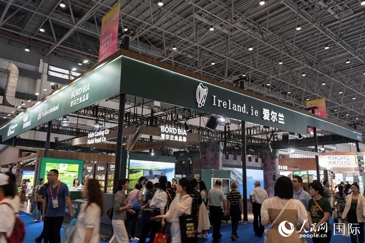 第四屆中國(guó)國(guó)際消費(fèi)品博覽會(huì)愛(ài)爾蘭國(guó)家館。人民網(wǎng) 常沙攝