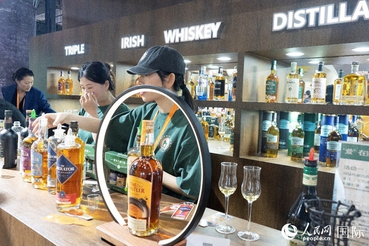 第四屆中國(guó)國(guó)際消費(fèi)品博覽會(huì)愛(ài)爾蘭國(guó)家館內(nèi)的參展商。人民網(wǎng) 常沙攝