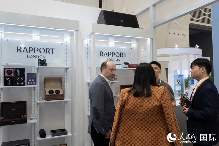 客商在第四屆中國(guó)國(guó)際消費(fèi)品博覽會(huì)英國(guó)國(guó)家館內(nèi)交談。人民網(wǎng) 常沙攝