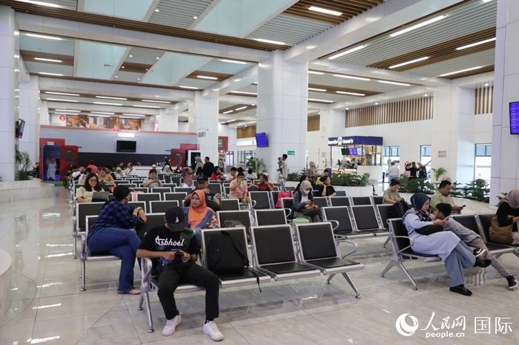 乘客在雅萬高鐵雅加達哈利姆站候車。人民網記者 曹師韻攝