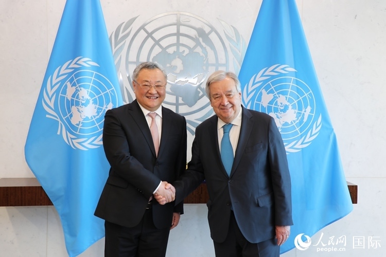 4月16日，中國(guó)新任常駐聯(lián)合國(guó)代表、特命全權(quán)大使傅聰在紐約聯(lián)合國(guó)總部向聯(lián)合國(guó)秘書長(zhǎng)古特雷斯遞交了全權(quán)證書。 人民網(wǎng)記者 李志偉攝