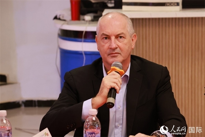 巴西里約大都會研究所執(zhí)行官西奧·舒克在座談會上致辭。人民網(wǎng)記者 陳海琪攝