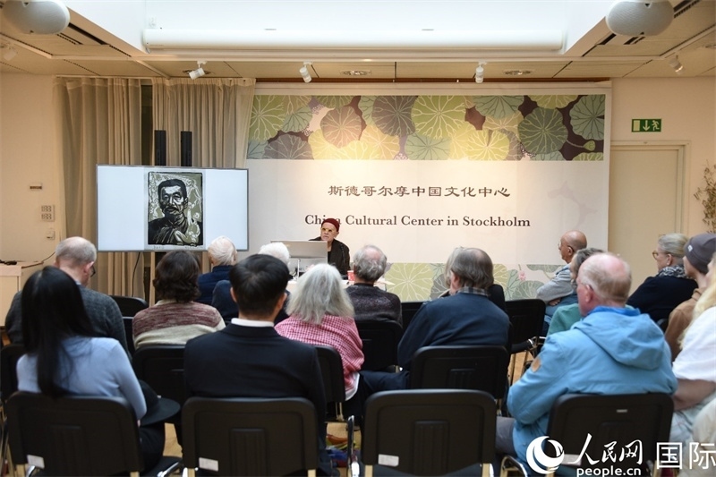 托斯頓·朱雷爾介紹其收藏的中國(guó)版畫作品。人民網(wǎng)記者殷淼攝