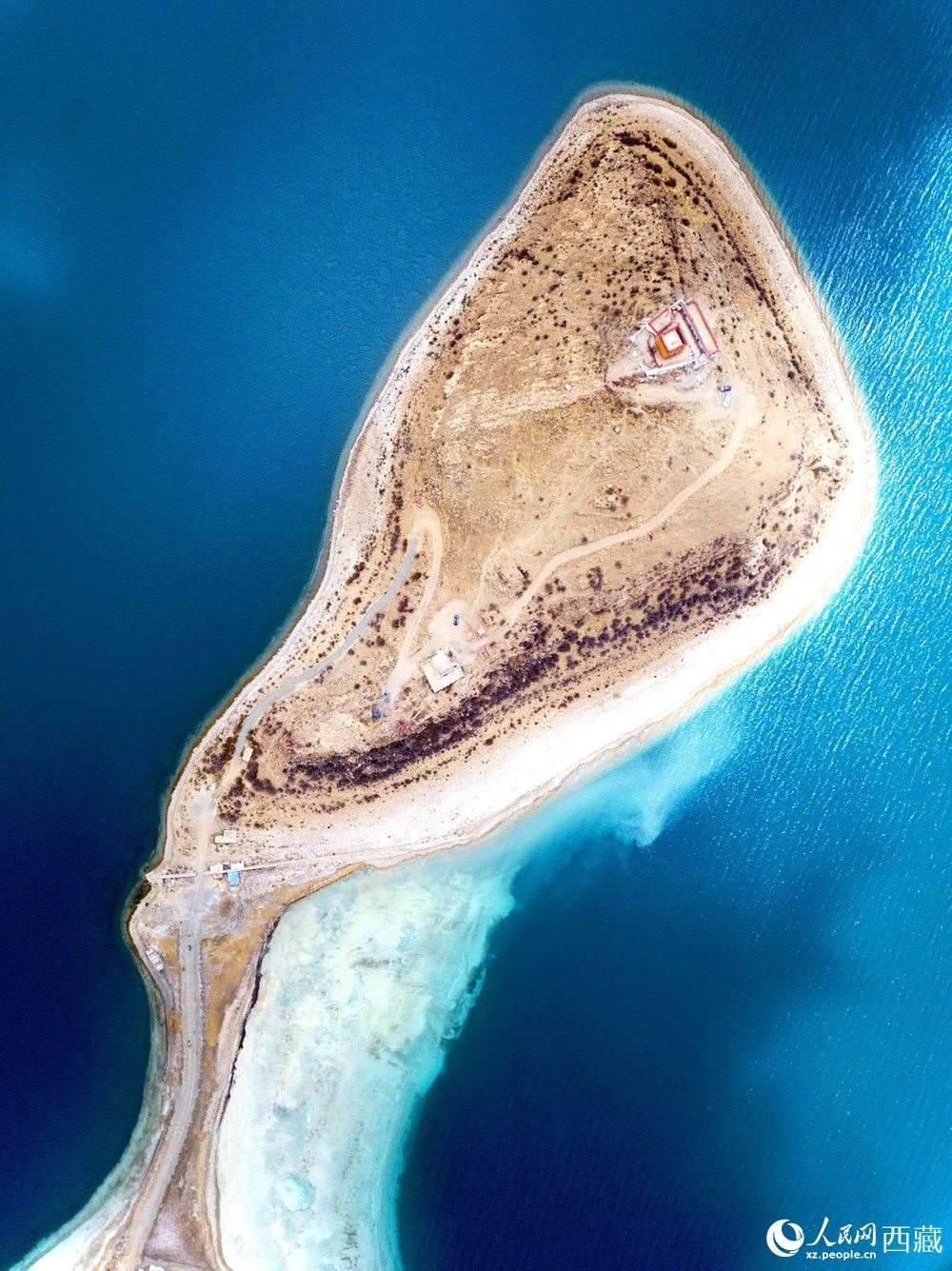 無(wú)人機(jī)視角下的西藏羊卓雍錯(cuò)日托寺風(fēng)光。人民網(wǎng)記者 次仁羅布攝