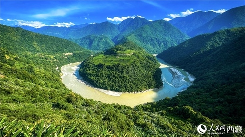 風(fēng)景秀麗、植被繁茂的西藏林芝市墨脫縣果果塘大拐彎。人民網(wǎng)記者 次仁羅布攝