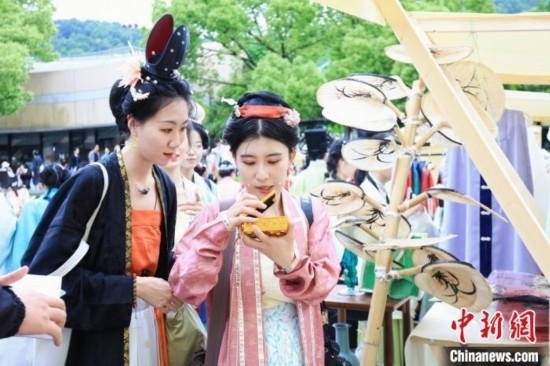 漢服愛好者逛集市。中國絲綢博物館 供圖