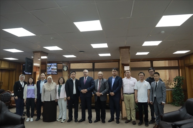 活動(dòng)現(xiàn)場合影。蘇伊士運(yùn)河大學(xué)孔子學(xué)院供圖