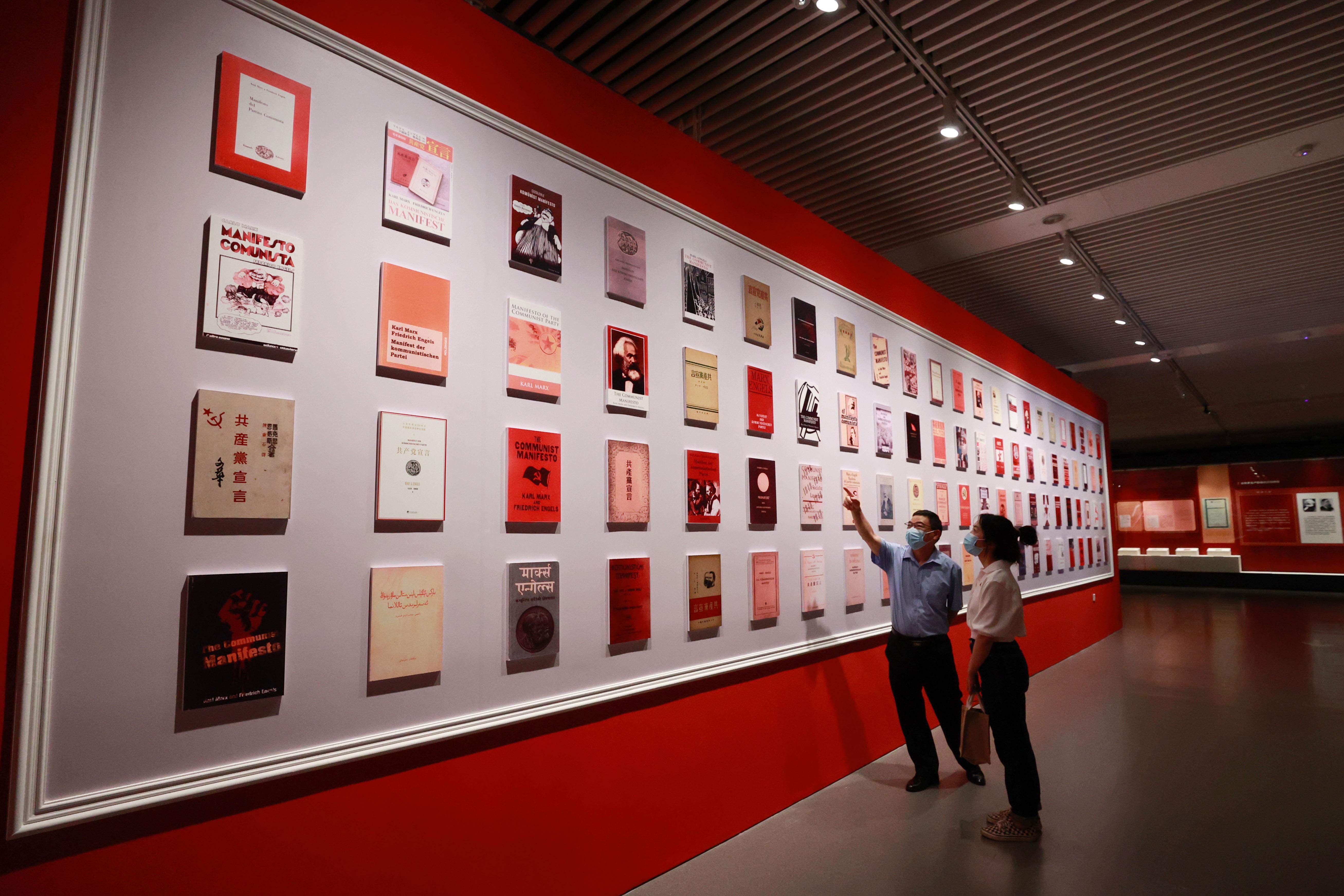 △2021年8月5日，觀眾在國家圖書館觀看不同版本的《共產(chǎn)黨宣言》。
