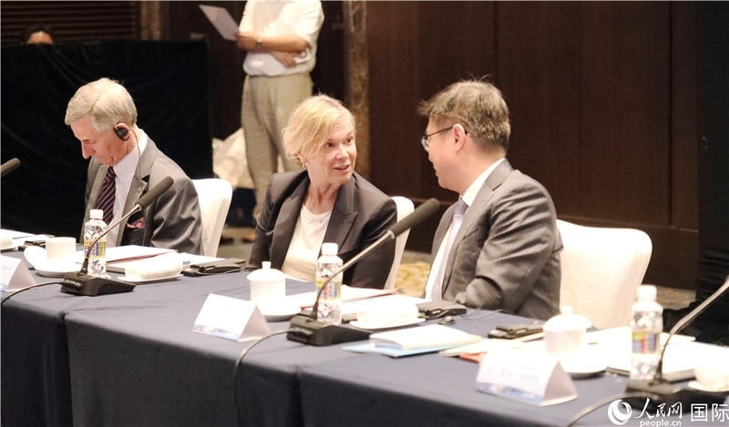 宣介會上，中外官員親切交談。人民網(wǎng)記者趙益普攝