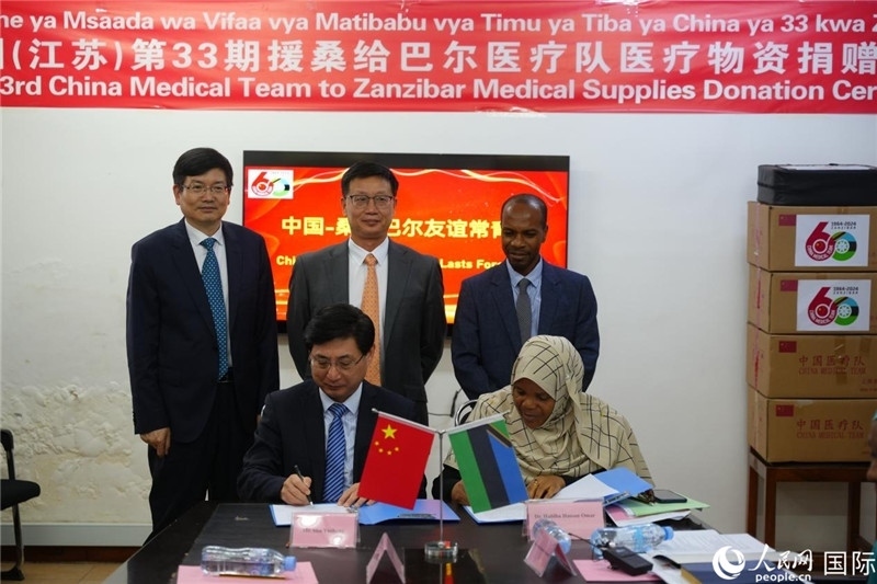 江蘇省蘇北人民醫(yī)院黨委書記束余聲與桑衛(wèi)生部首席秘書哈比巴簽署捐贈(zèng)書