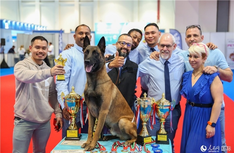 圖為參會嘉賓與獲獎寵物合影，塔里克·易卜拉欣攝