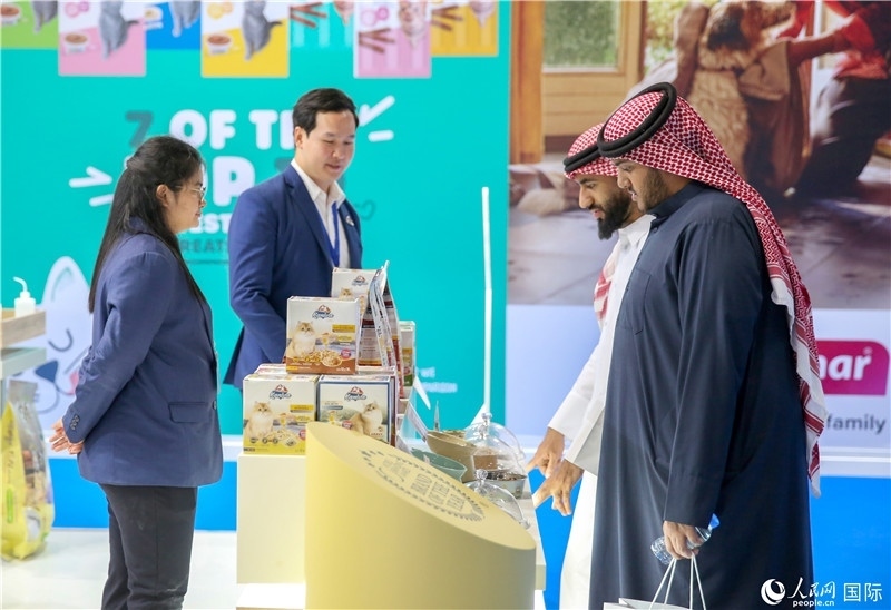 圖為當(dāng)?shù)乜蜕淘谥袊髽I(yè)展位前參觀，塔里克·易卜拉欣攝 (2)