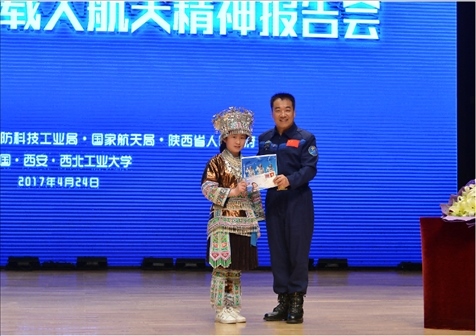 韋知月（化名）在西北工業(yè)大學(xué)與英雄航天員張曉光合影。受訪者供圖