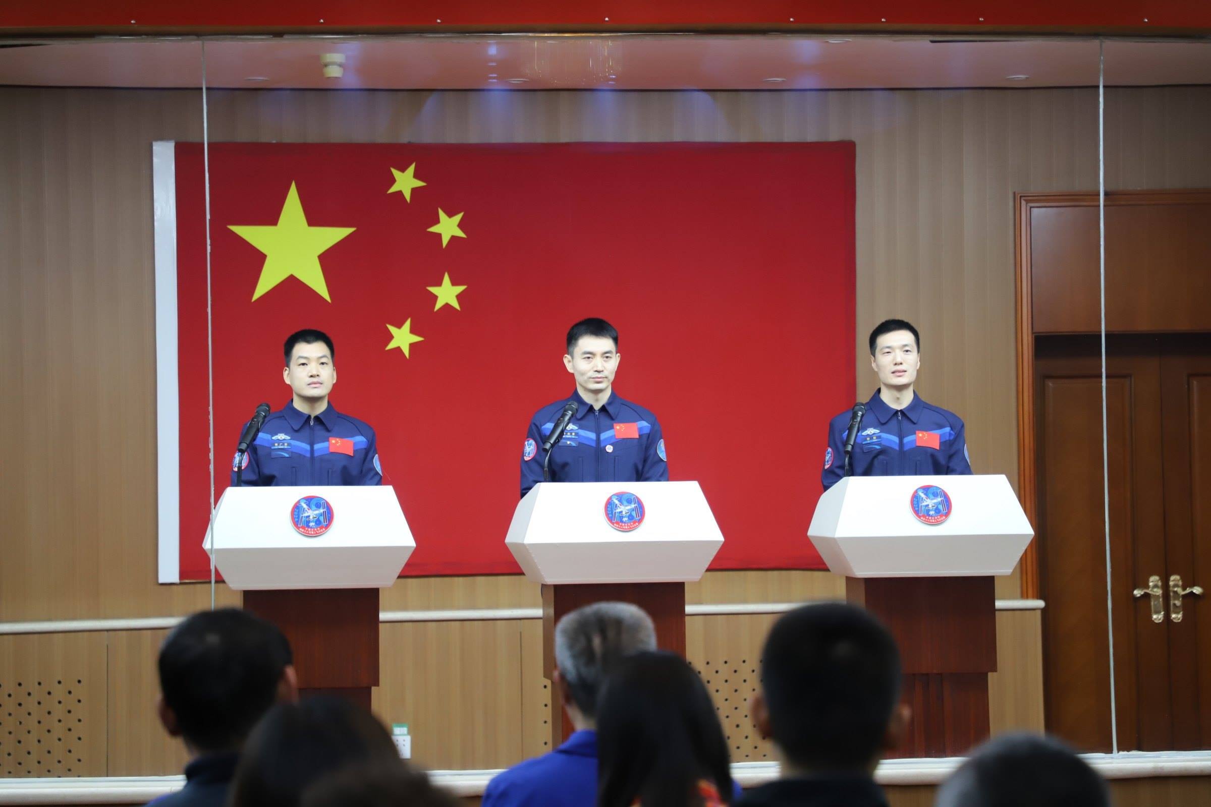 神舟十八號航天員與中外媒體記者集體見面。人民網(wǎng)記者 黃帆攝