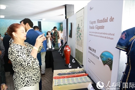 巴西民眾在活動現(xiàn)場在四川非遺前駐足觀看。人民網(wǎng)記者 陳海琪攝