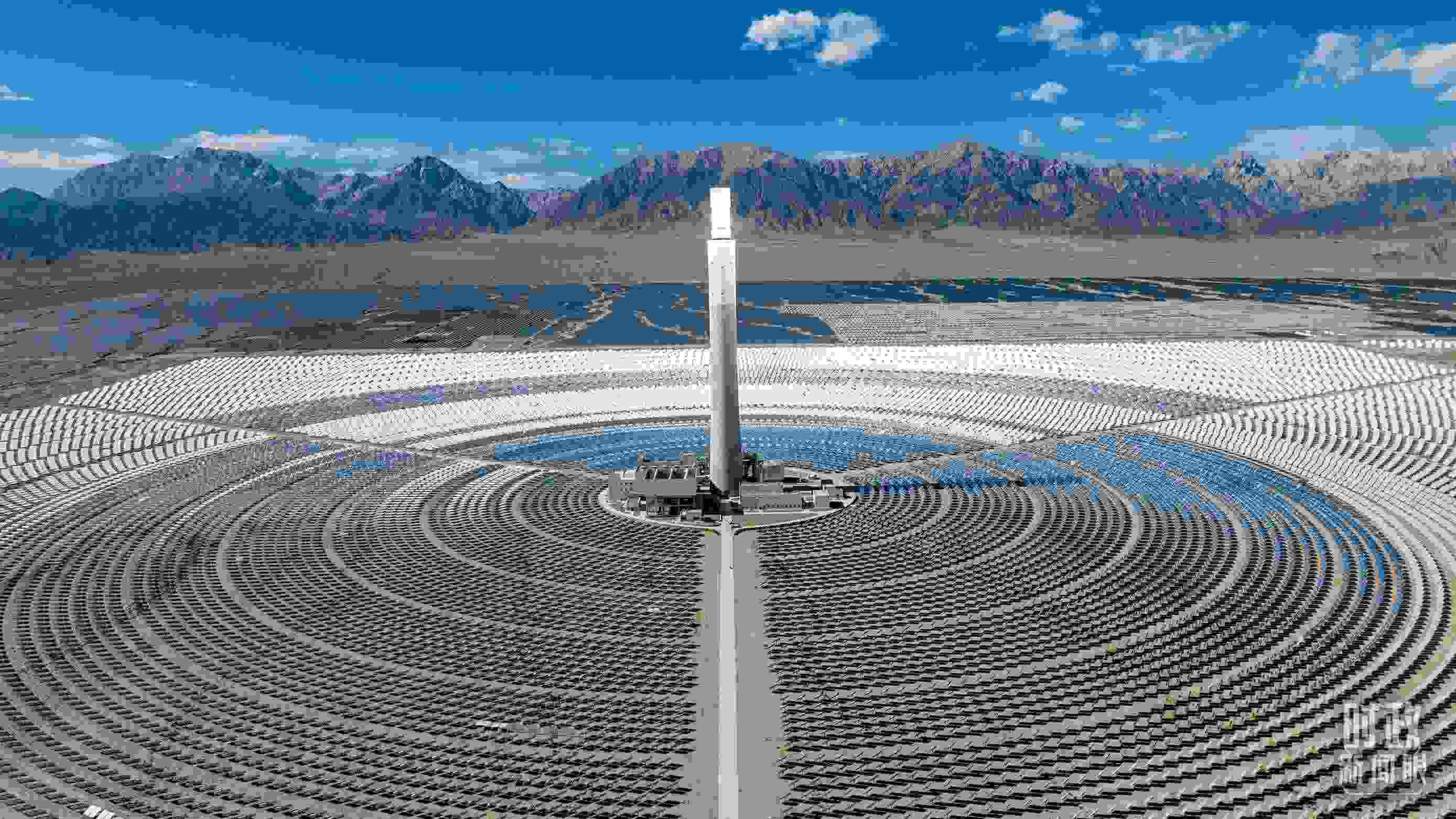 △青海海西德令哈塔式熔鹽儲能光熱發(fā)電廠。（圖/視覺中國）