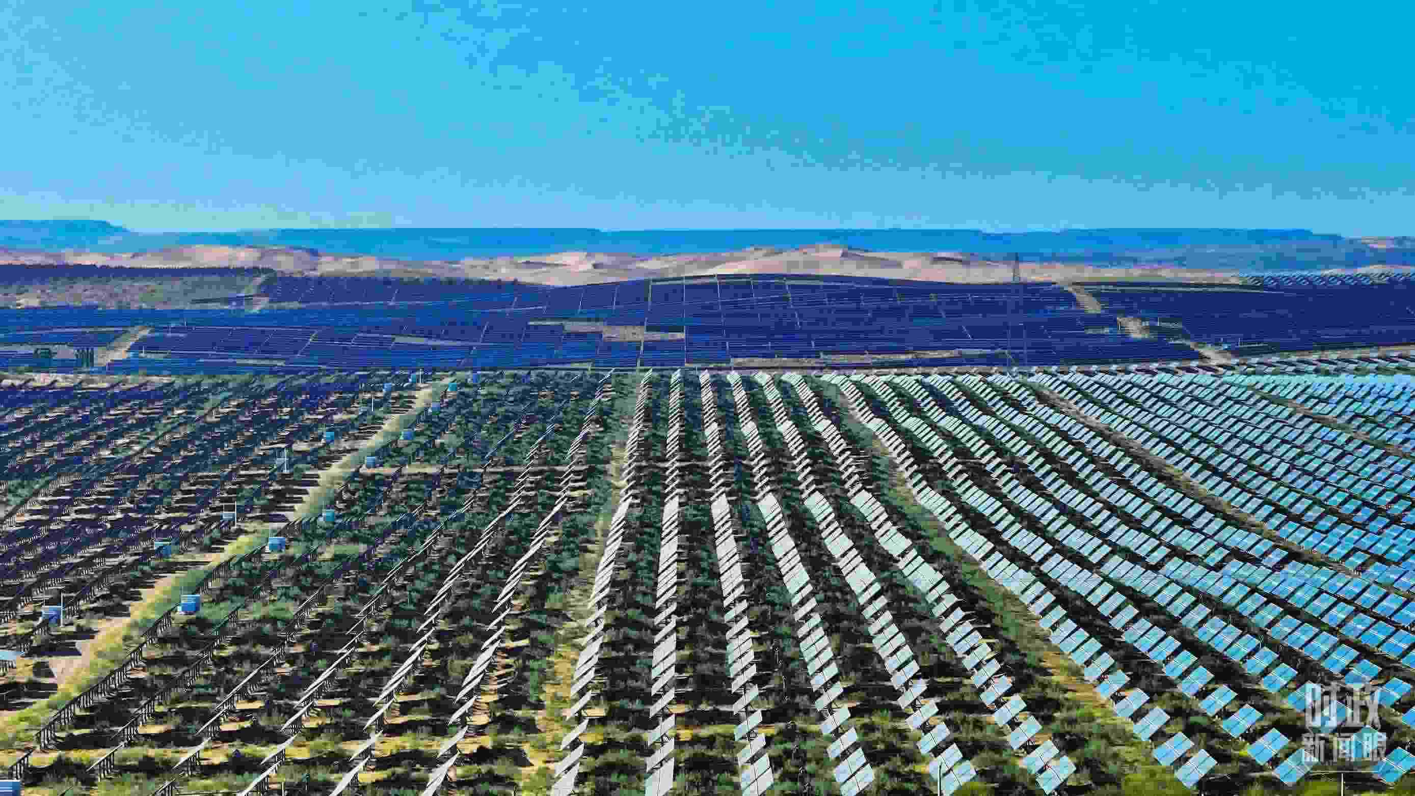 △內(nèi)蒙古鄂爾多斯，庫布其沙漠新能源基地。（圖/視覺中國）