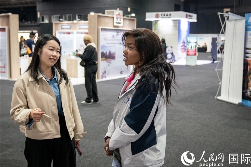 中企工作人員和當地求職者交談。