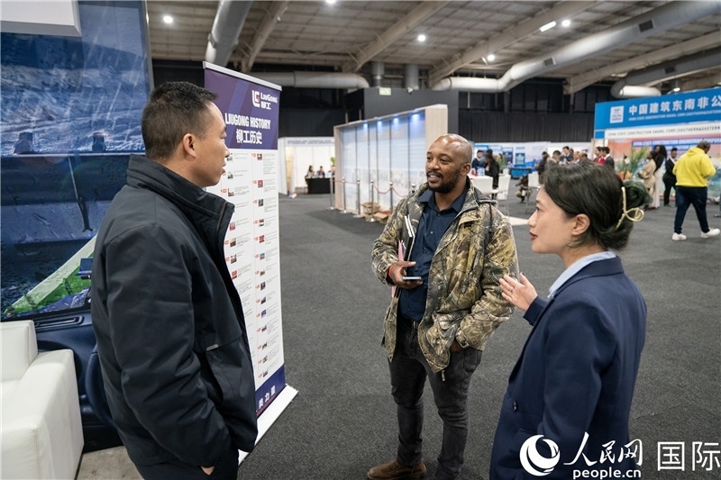 中企工作人員和當地求職者交談。希拉茲攝