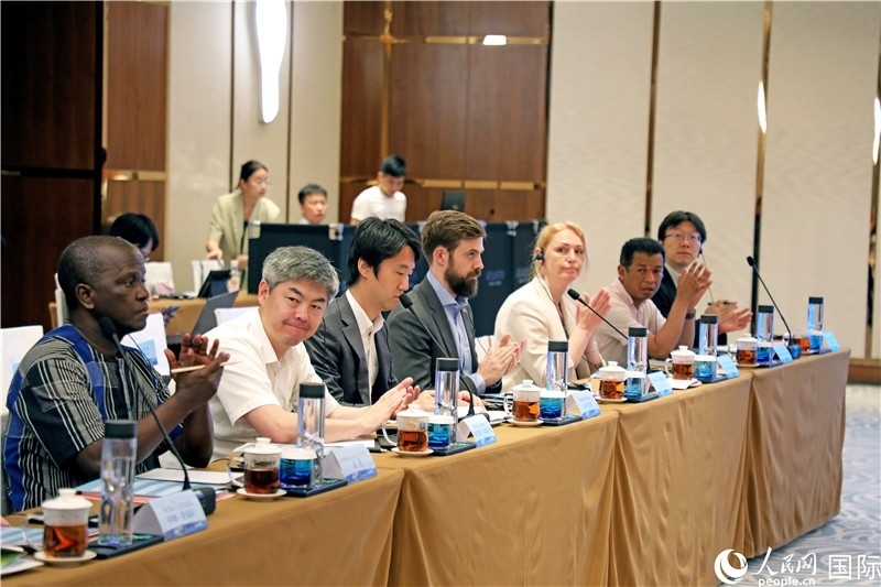 參加產(chǎn)業(yè)對接會的各國駐華使節(jié)。人民網(wǎng)記者趙益普攝