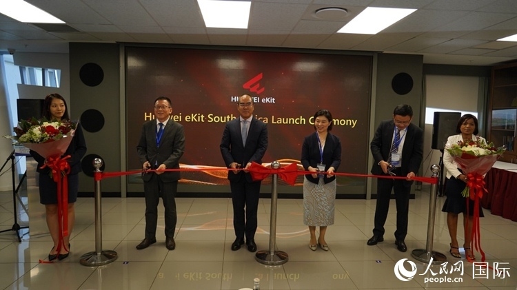 嘉賓出席華為分銷子品牌坤靈出海南非剪彩儀式。 人民網(wǎng) 劉暢攝